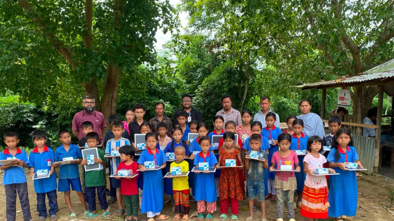 দুর্গম পাহাড়ে ৩৯৭ শিক্ষার্থীর হাতে পৌঁছাল চক-স্লেট
