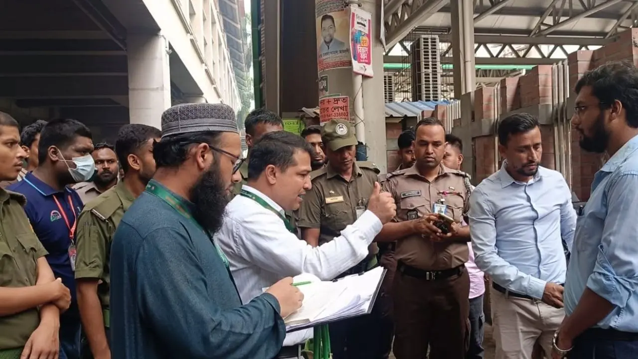 শাহবাগ মেট্রোরেল স্টেশন এলাকায় উচ্ছেদ অভিযান, অবৈধ পার্কিংয়ে জরিমানা