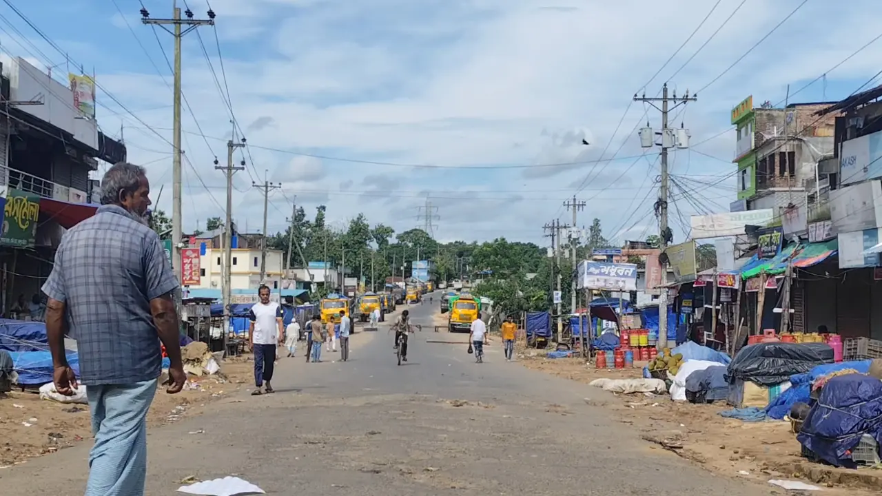 ফটিকছড়িতে চলছে দ্বিতীয় দিনের হরতাল, অচল ঢাকা-খাগড়াছড়ি মহাসড়ক