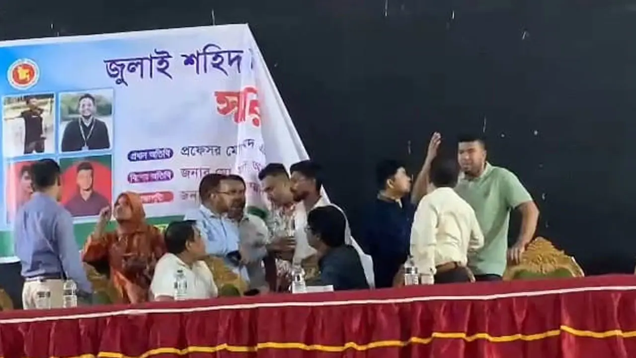 শহীদ ওয়াসিমের ছবি নেই, ছাত্রদলের দাবির মুখে ফেনী কলেজের ব্যানার বদল