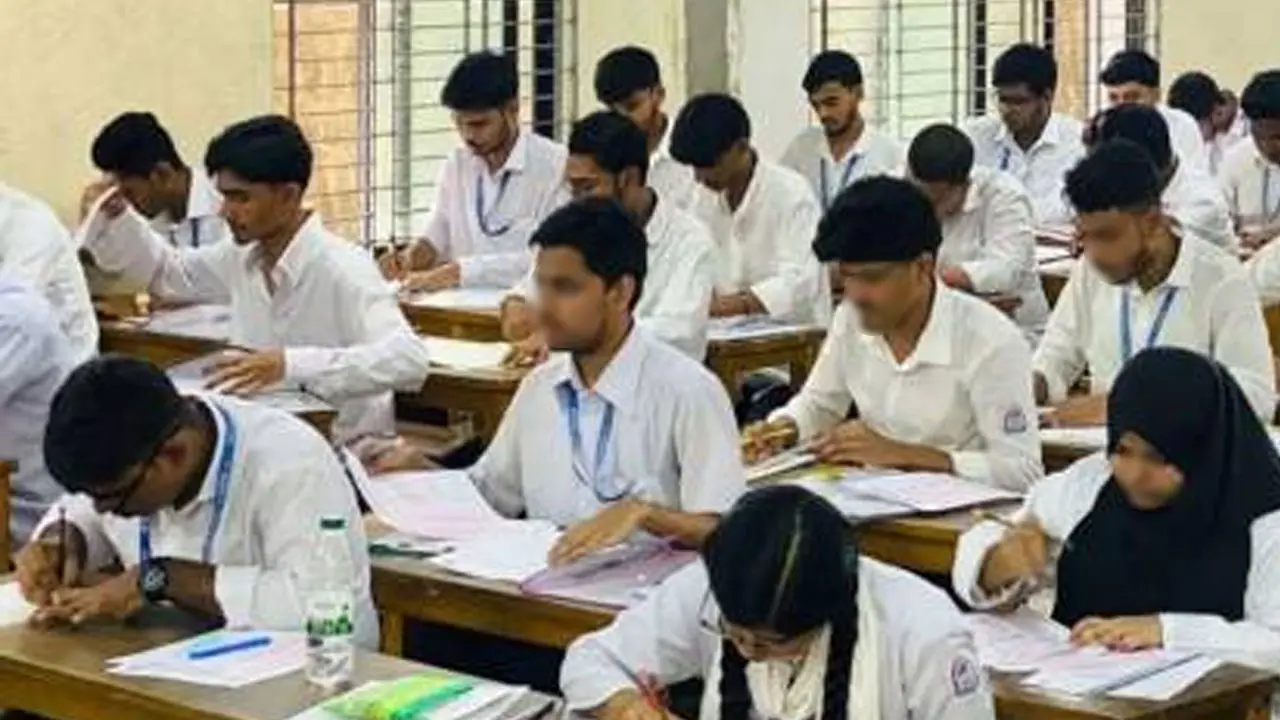 মুন্সীগঞ্জে পরীক্ষার হলে মোবাইল ব্যবহার, এইচএসসি পরীক্ষার্থী বহিষ্কার