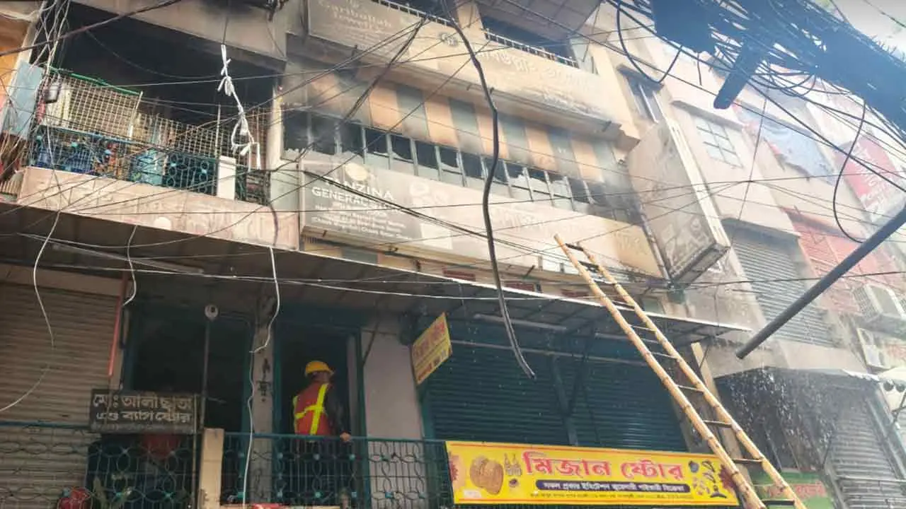 চকবাজার আবুল বাশার মার্কেটে আগুন, নিয়ন্ত্রণে ফায়ার সার্ভিসের ৬ ইউনিট