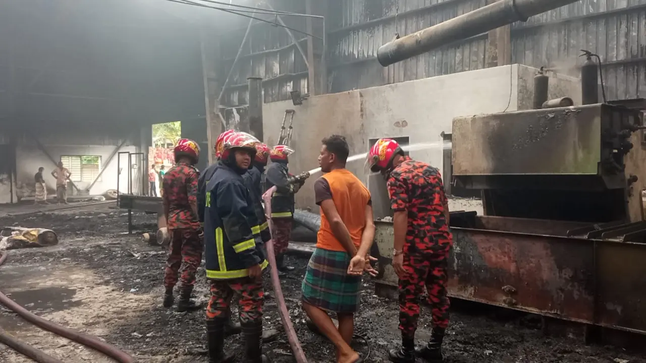 ধামরাইয়ে কম্ফোটার তৈরির কারখানায় আগুন