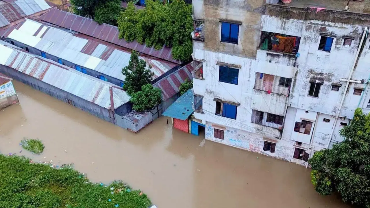 কোমরসমান পানিতে ডুবেছে কালিয়াকৈর, ঘরছাড়া হাজারো পরিবার