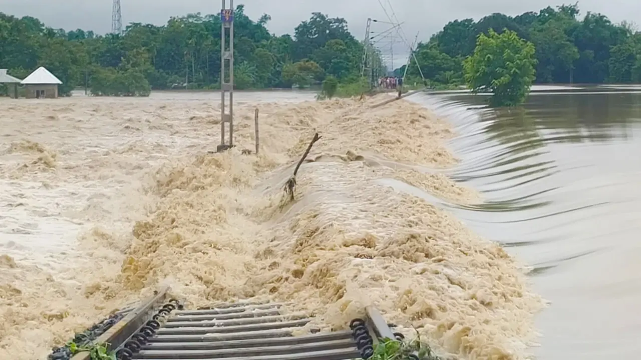 আসামের ১৬ জেলায় বন্যা : ১০ জনের মৃত্যু, আক্রান্ত ৩ লাখ ৬২ হাজারের অধিক