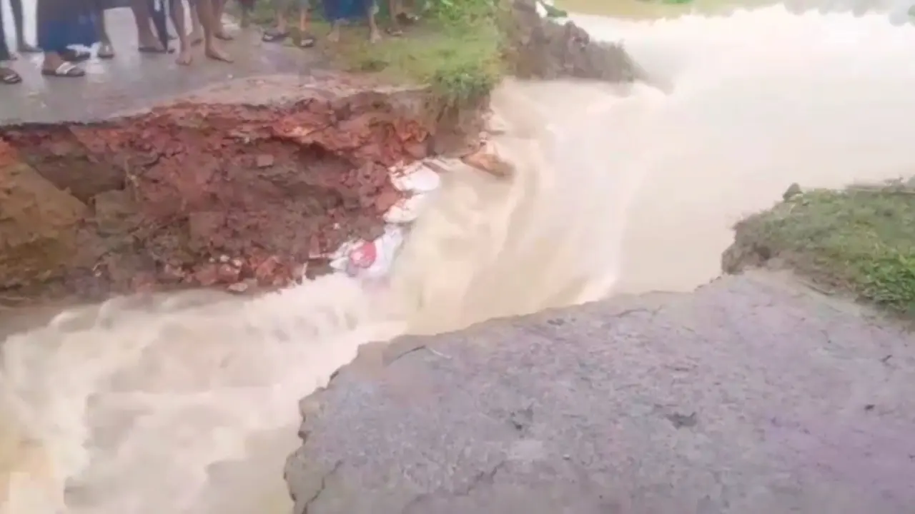 কুশিয়ারার পানির স্রোতে ভেঙে দুই ভাগ সড়ক, ভোগান্তিতে ১০ গ্রামের মানুষ