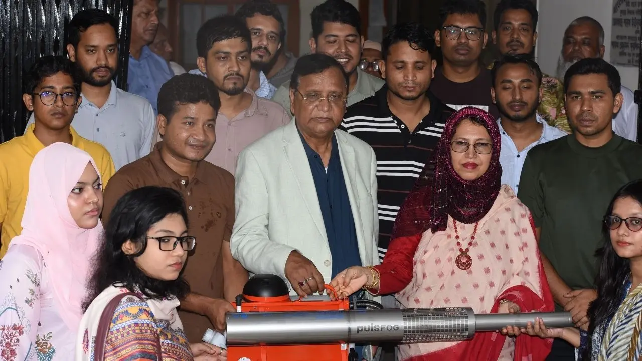 ঢাবির দুই হলে ফগার মেশিন দিলেন ডিএসসিসি প্রশাসক
