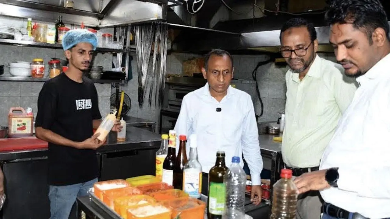 চট্টগ্রামে অস্বাস্থ্যকর পরিবেশে খাবার বিক্রি, ৩ রেস্টুরেন্টকে জরিমানা