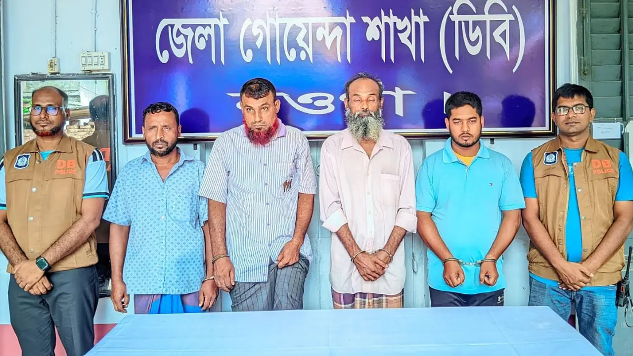 ডাবে চেতনানাশক মিশিয়ে মালামাল লুটে নিতেন তারা