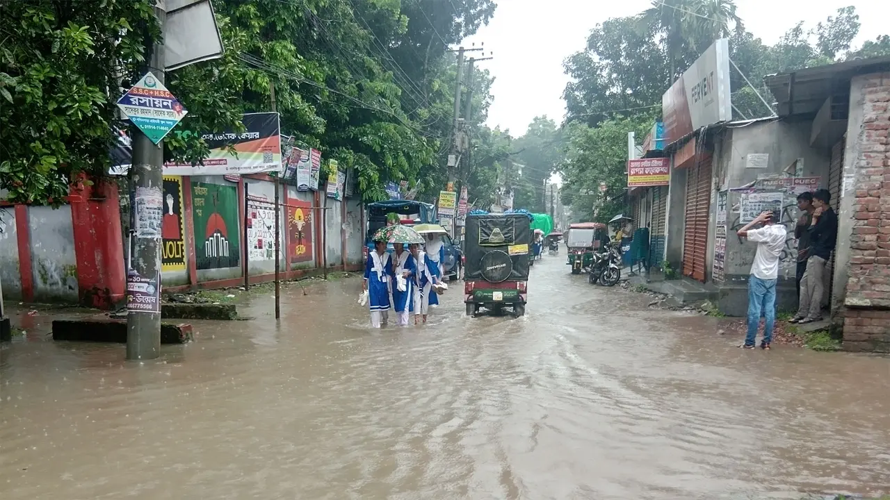 বৃষ্টি হলেই ‘নদীতে পরিণত হয়’ গাইবান্ধা শহর