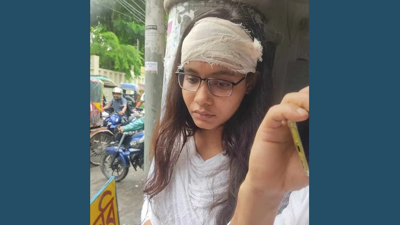এজলাসের ভেতরে বহিরাগতদের হইচই, রেগে পেপারওয়েট ছুড়ে মারলেন বিচারক