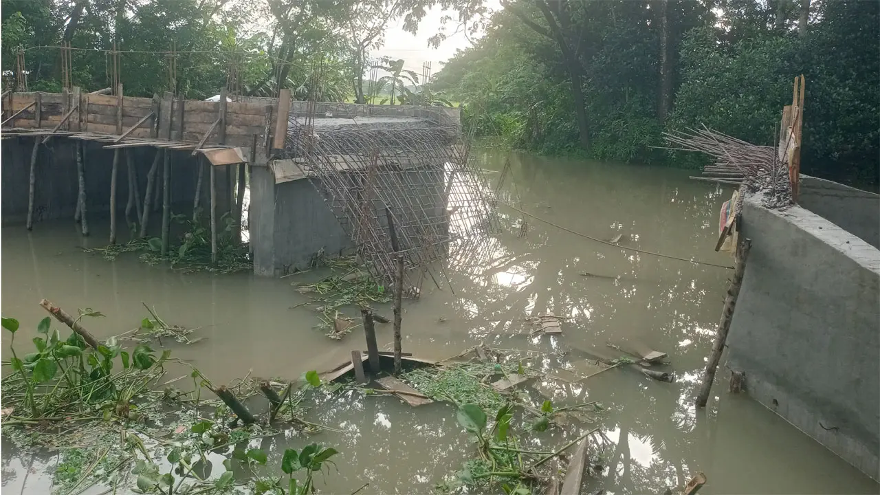 বরিশালে ঢালাইসহ ভেঙে পড়ল ৩৫ লাখ টাকার নির্মাণাধীন সেতু