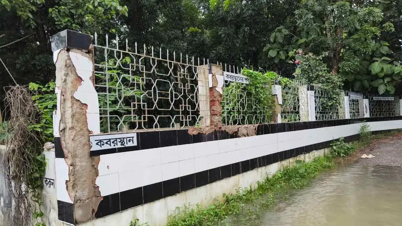 বন্যার মধ্যেই সাতকানিয়ায় পারিবারিক কবরস্থানের দেয়াল ভাঙচুরের অভিযোগ