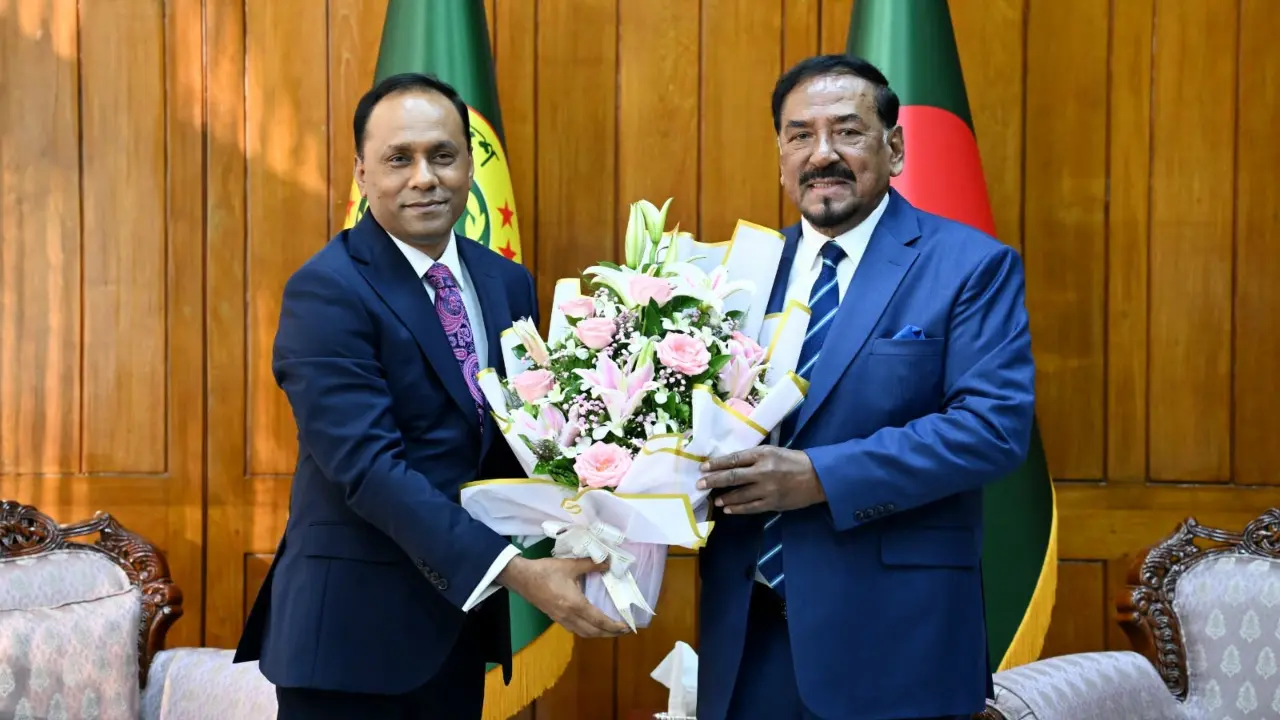 রাষ্ট্রপতির দায়িত্বভার গ্রহণ উপলক্ষ্যে হাফিজ উদ্দিনকে ফুলেল শুভেচ্ছা