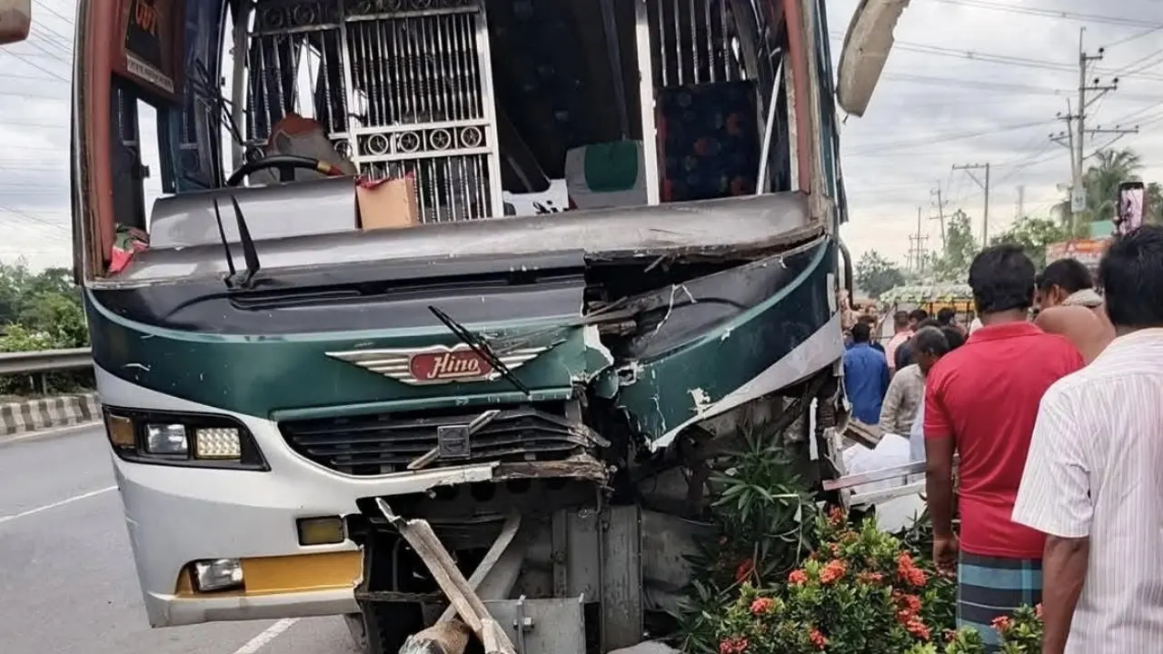 কালিয়াকৈরে পিকআপভ্যানে বাসের ধাক্কা, যুবক নিহত