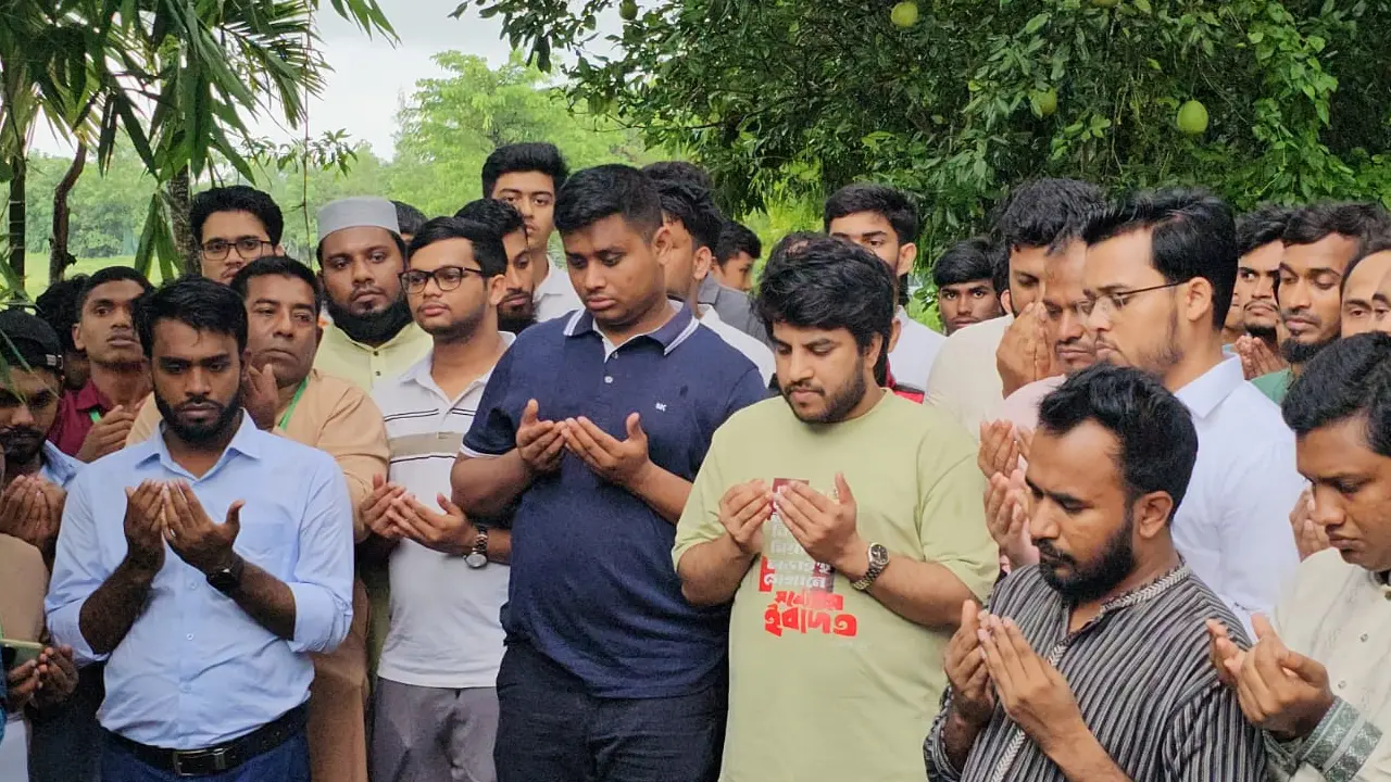 জুলাই শহীদদের কবর জিয়ারত করলেন হাসনাত আবদুল্লাহসহ এনসিপি নেতারা