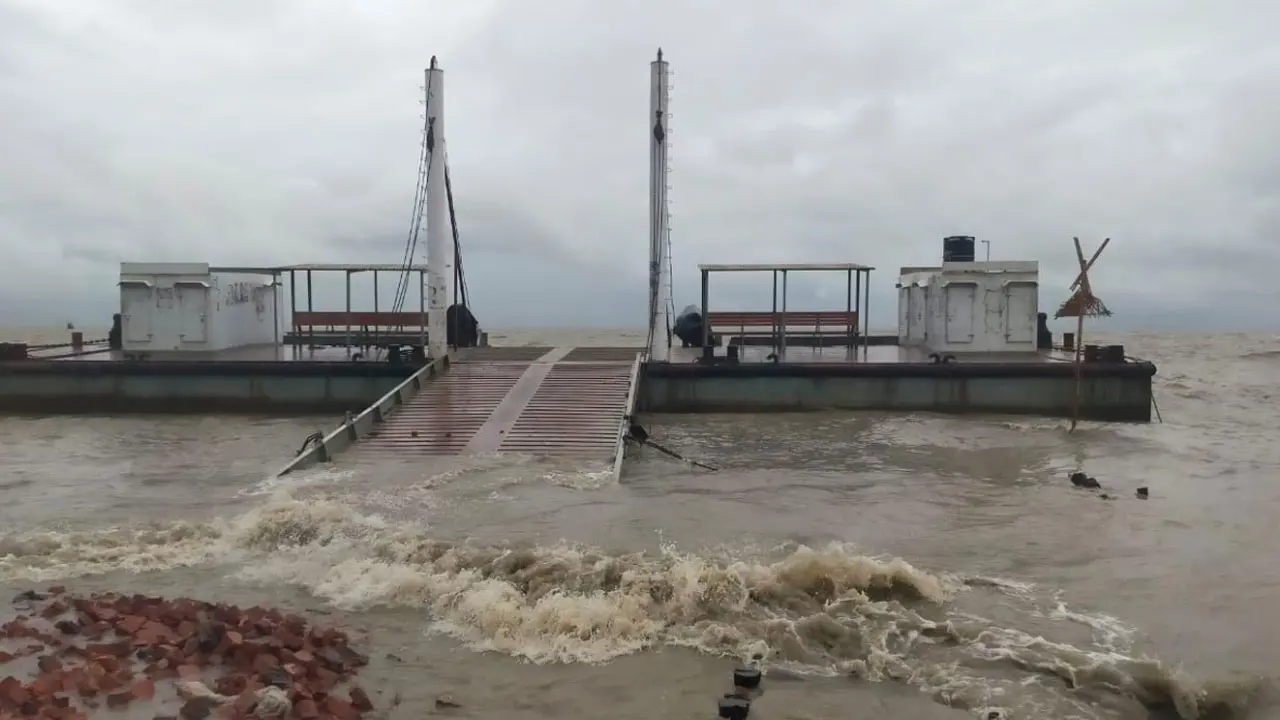 বৈরী আবহাওয়ায় চার দিন ধরে ফেরি চলাচল বন্ধ, ভোগান্তিতে হাতিয়াবাসী