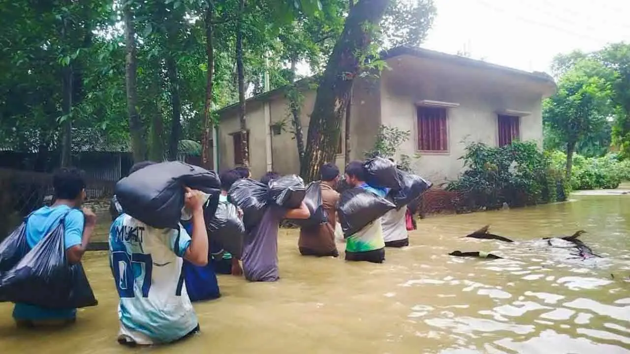 বন্যার তিনদিন পর জোরদার ত্রাণ, তবুও সংকটে দুর্গত মানুষ