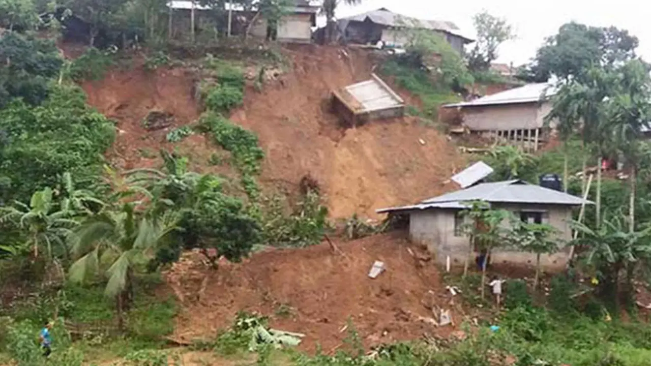কক্সবাজারের উখিয়ার রোহিঙ্গা ক্যাম্পে পাহাড় ধসে ৮ জনের মৃত্যু
