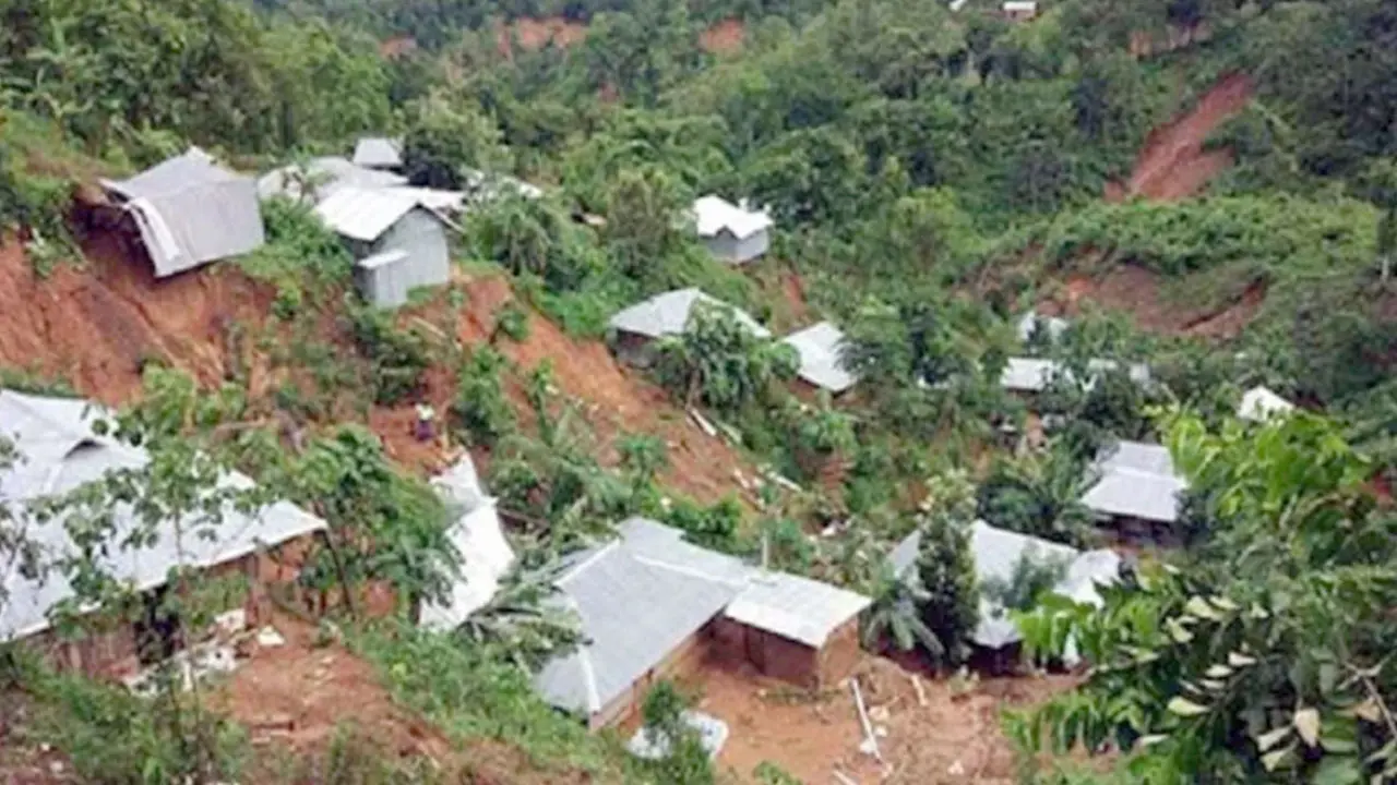 ভারী বৃষ্টির সতর্কবার্তা, চট্টগ্রামে পাহাড়ধসের শঙ্কা