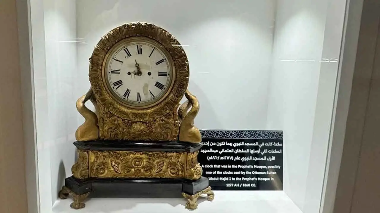 মক্কায় মসজিদে নববীর প্রথম দিককার ঘড়ি প্রদর্শনী