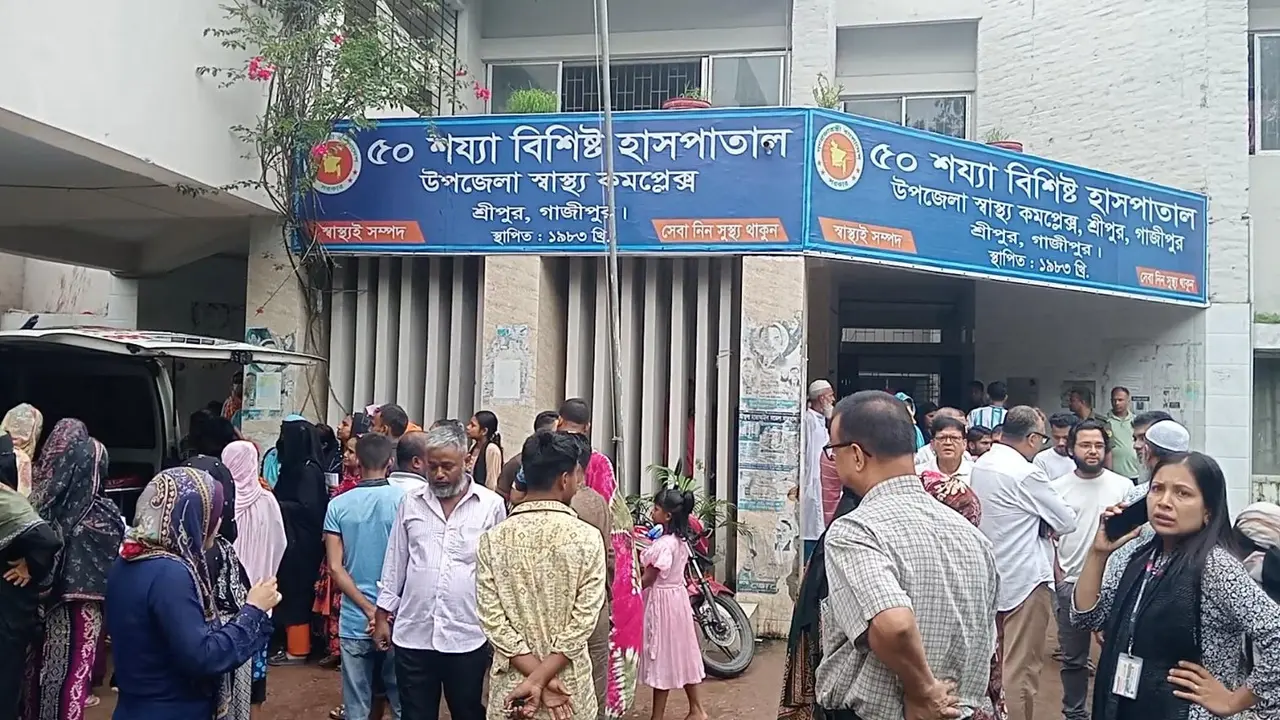 কাভার্ড ভ্যানচাপায় নিভে গেল একই পরিবারের ৩ জনের প্রাণ
