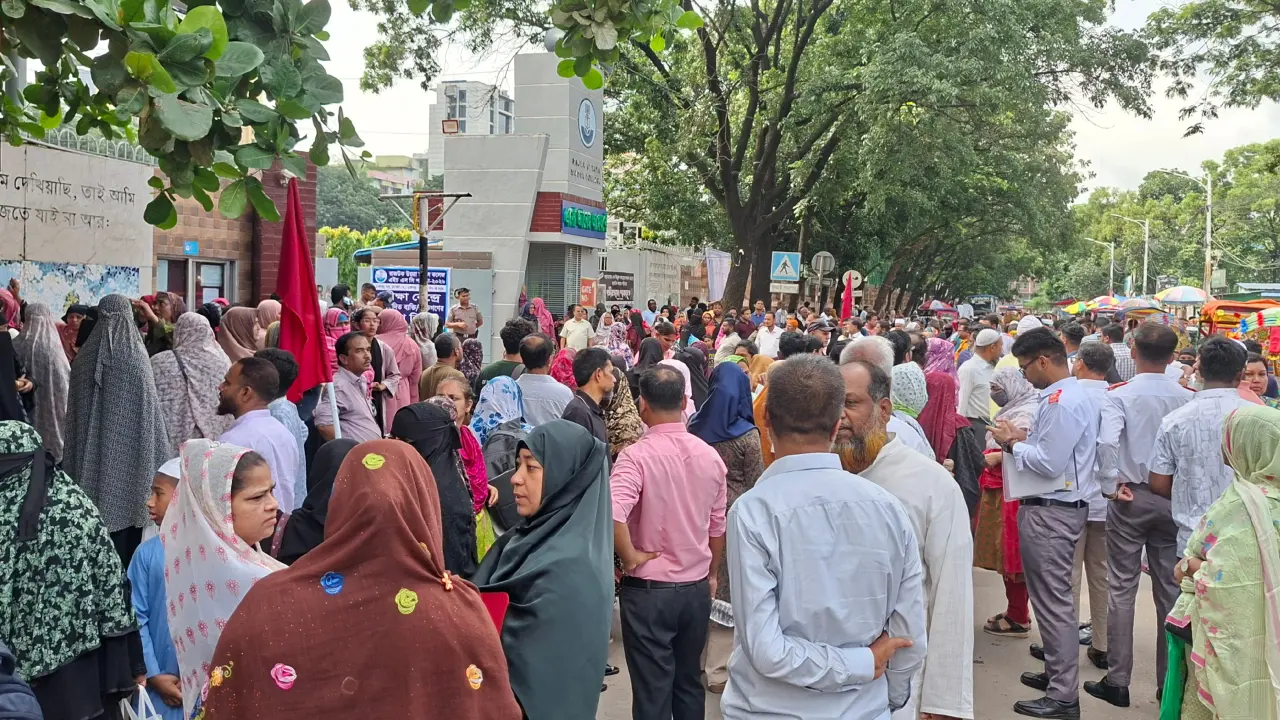 ‘প্রথম পরীক্ষায় ছেলেটা একটু টেনশনে ছিল, তাই সঙ্গে এসেছি’
