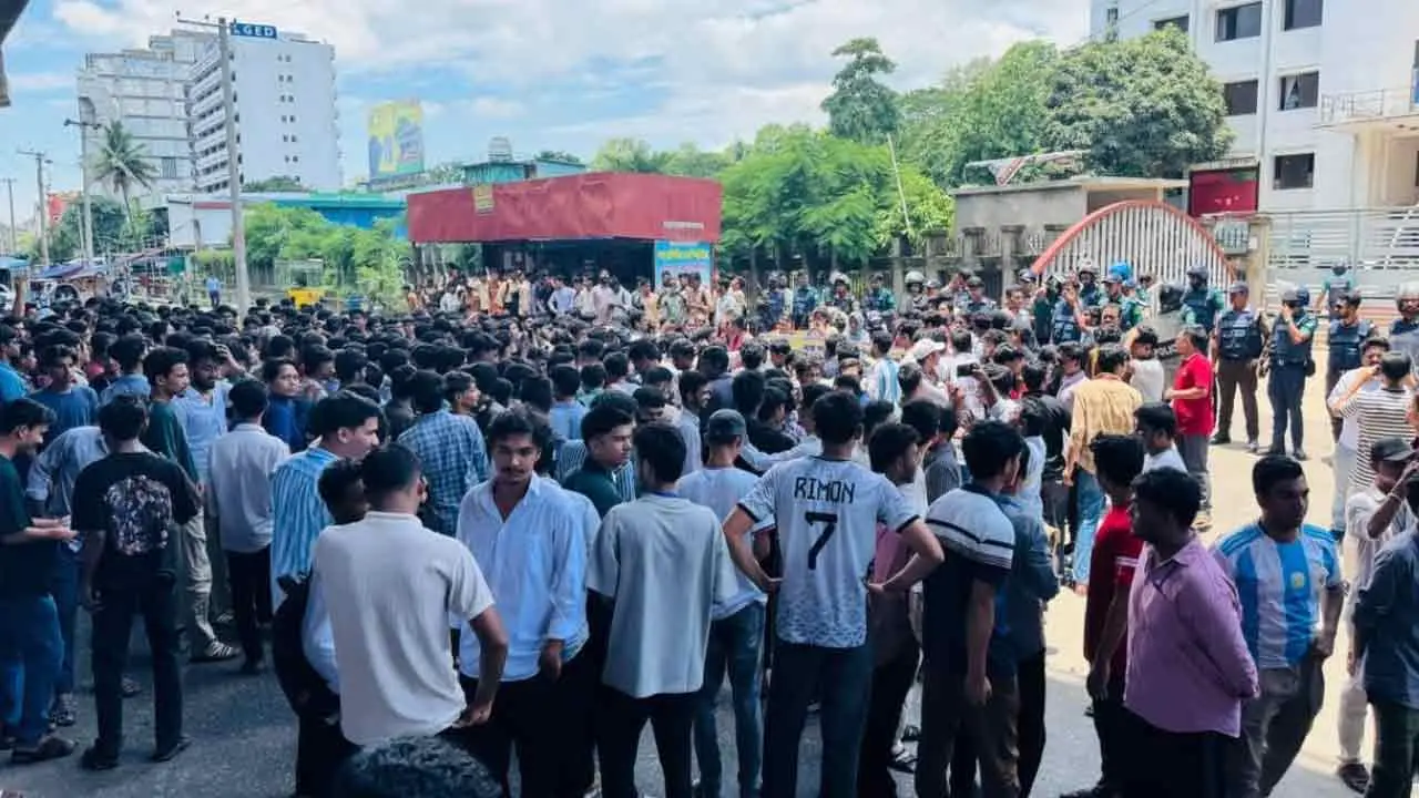 বন্যাকবলিত এলাকায় পরীক্ষা নেওয়ায় বিক্ষোভ, শিক্ষামন্ত্রীর পদত্যাগ দাবি