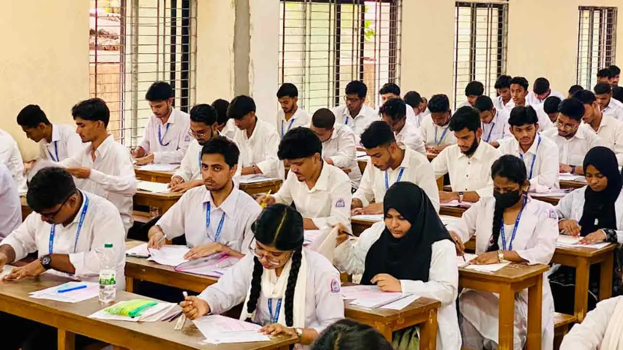 এইচএসসি পরীক্ষা : চট্টগ্রাম বোর্ডে অংশ নিচ্ছে প্রায় ১ লাখ পরীক্ষার্থী