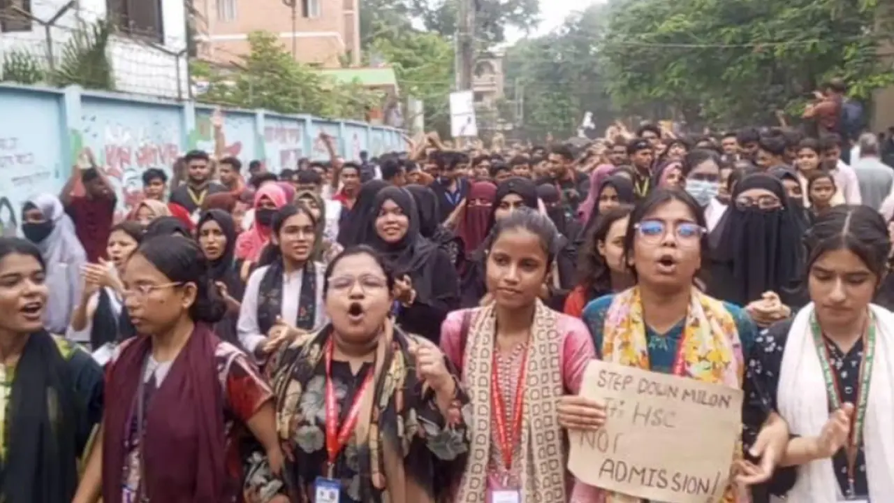 ‘তুমি কে, আমি কে, ফার্মের মুরগি’ স্লোগানে উত্তাল বগুড়া