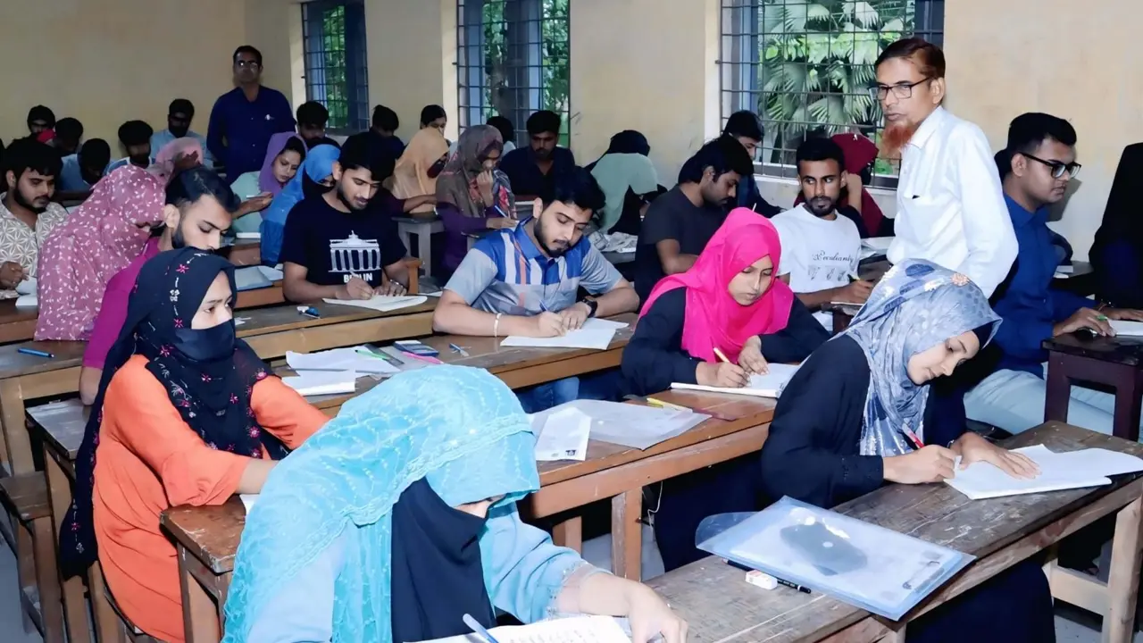 সাতক্ষীরায় ভূগোল প্রথম পত্র পরীক্ষায় দেওয়া হলো দ্বিতীয় পত্রের প্রশ্ন