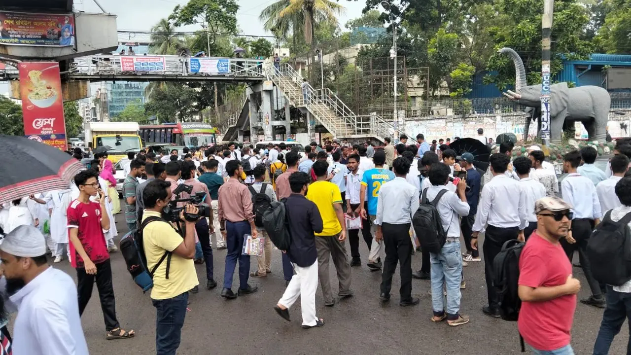 পরীক্ষা শেষে সায়েন্স ল্যাব মোড় অবরোধ এইচএসসি পরীক্ষার্থীদের