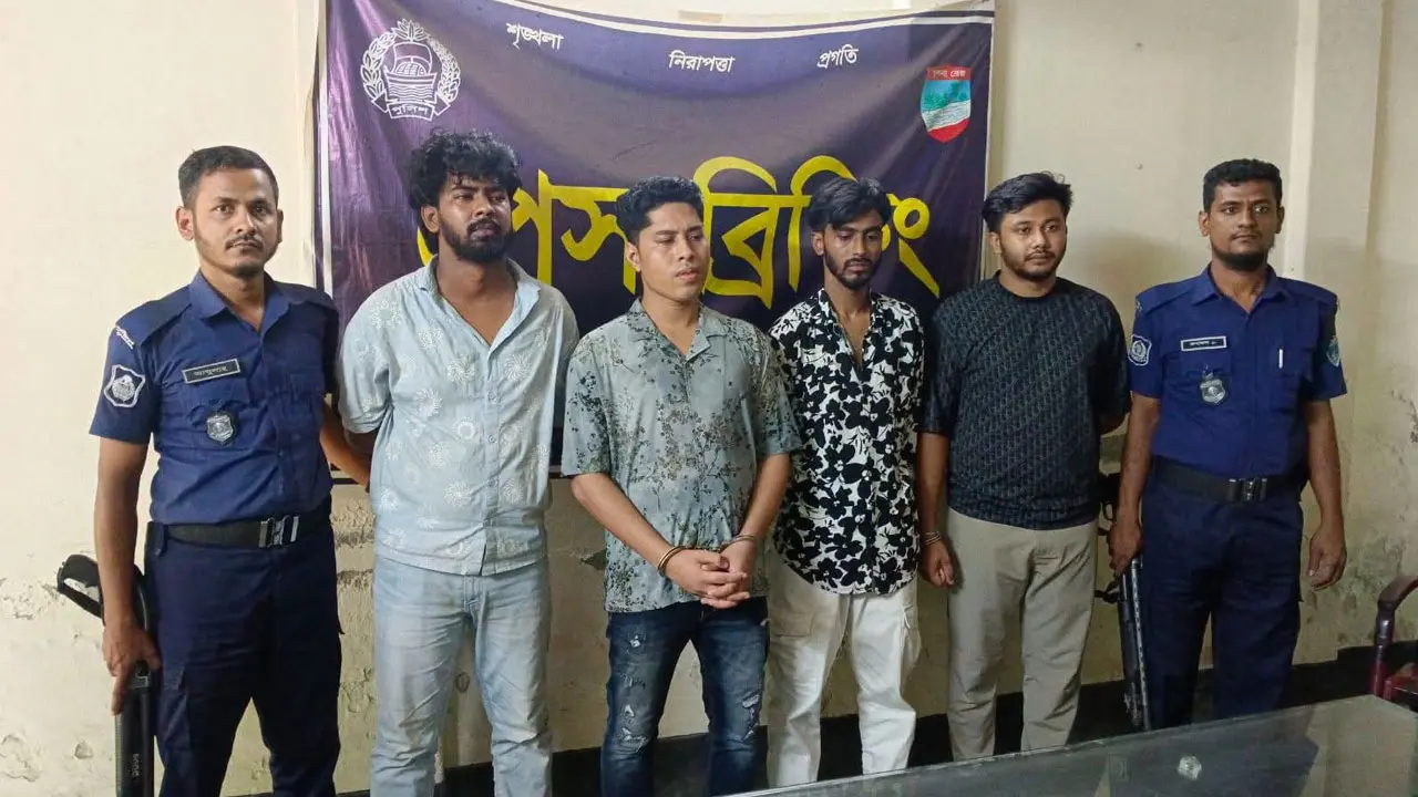 যশোর থেকে গ্রেপ্তার শীর্ষ সন্ত্রাসী ডেভিড ইমনকে নেওয়া হচ্ছে চট্টগ্রামে