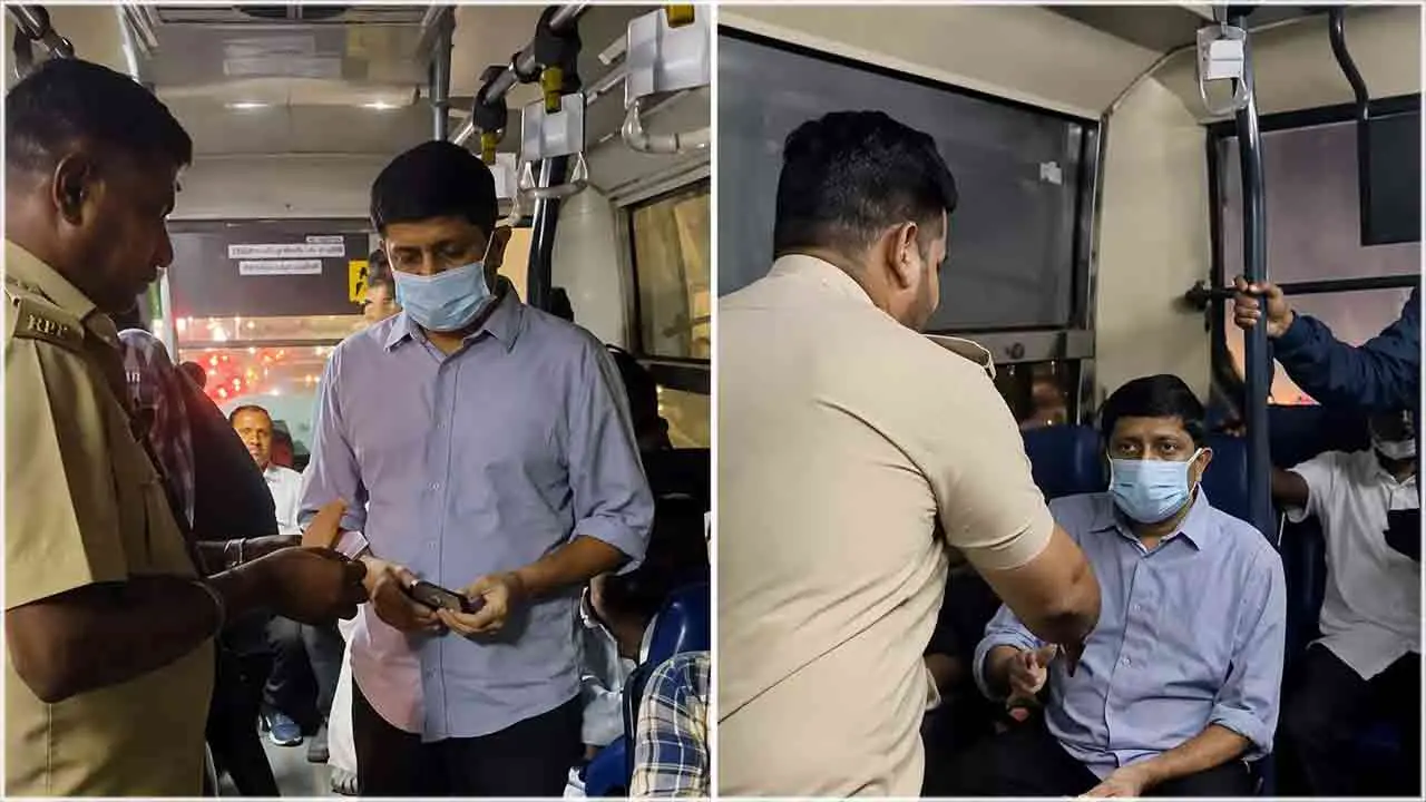 ভাঙতি না থাকায় মন্ত্রীকে নামিয়ে দিলেন বাসের কন্ডাক্টর