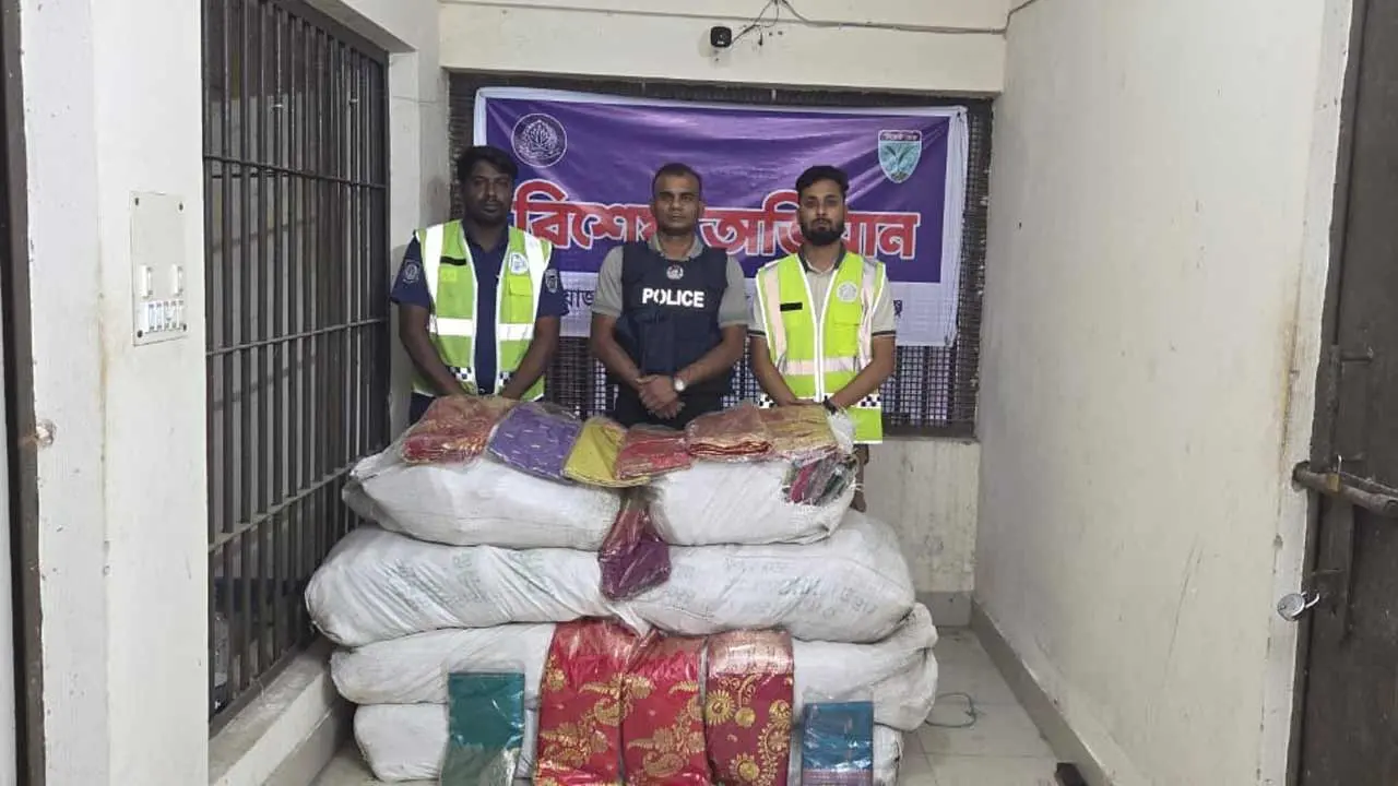 সুনামগঞ্জে অর্ধ কোটি টাকার ভারতীয় শাড়ি উদ্ধার
