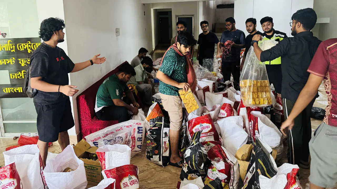 বন্যাকবলিত ২৯০ পরিবারকে ত্রাণ দিল আইইউবি শিক্ষার্থীরা