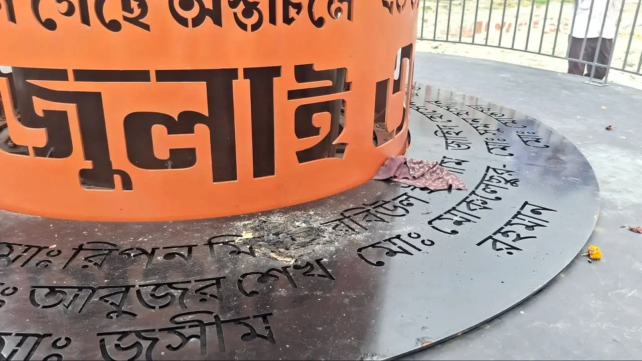 জামালপুরে জুলাই স্মৃতিস্তম্ভে আগুন দেওয়ার চেষ্টা