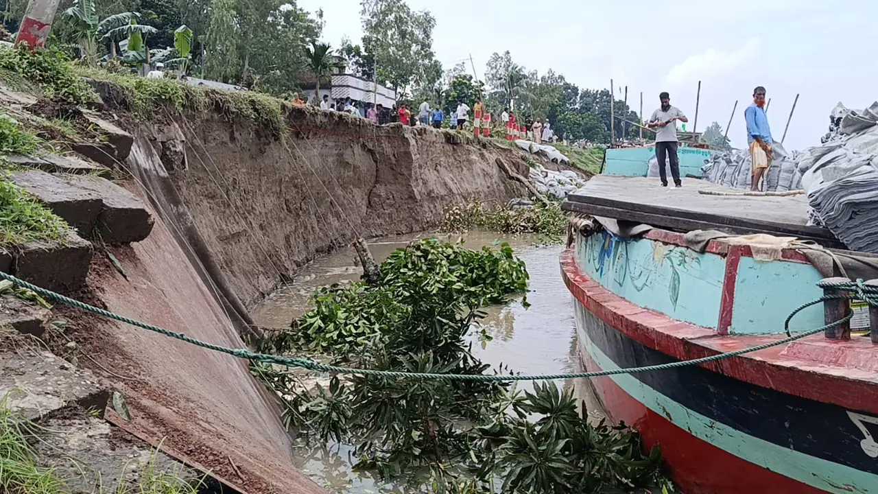 এক দিনের ব্যবধানে আবারও ধস, ঝুঁকিতে যমুনা নদী রক্ষা বাঁধ