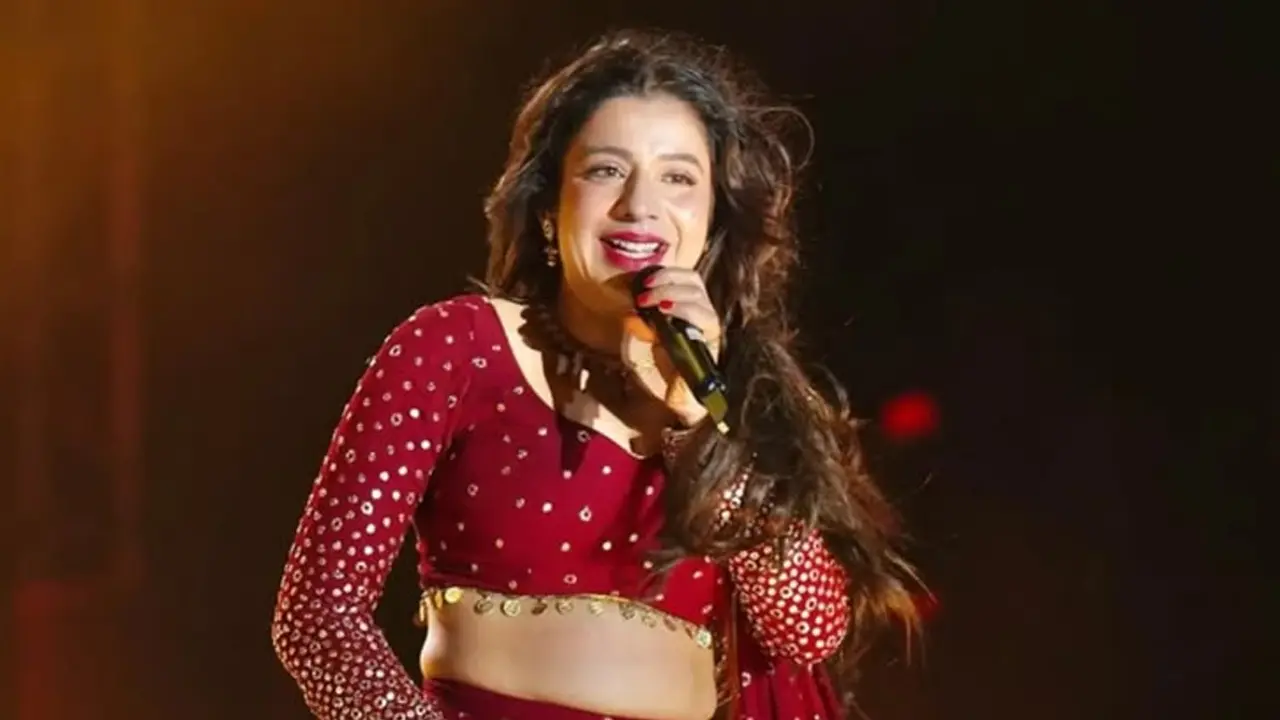 ভিড়ের মাঝে অশালীন আচরণের শিকার গায়িকা