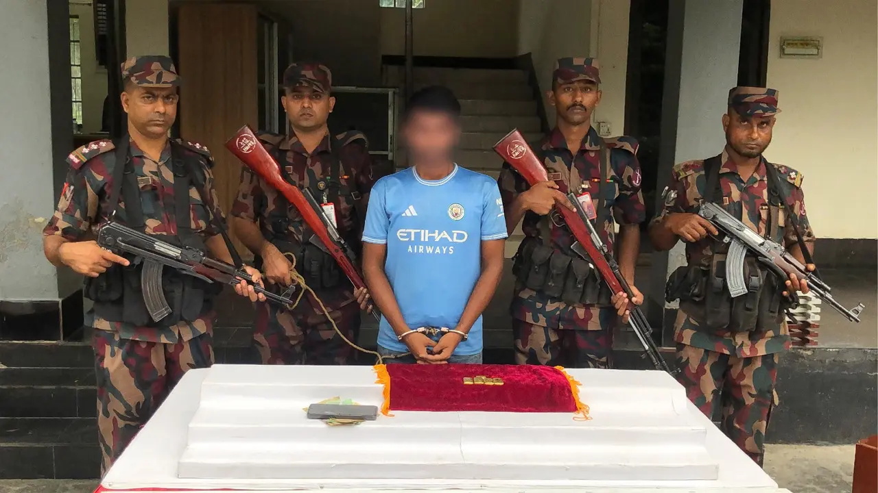 প্যান্টের পকেটে বিশেষ কায়দায় লুকানো ছিল চার স্বর্ণের বার