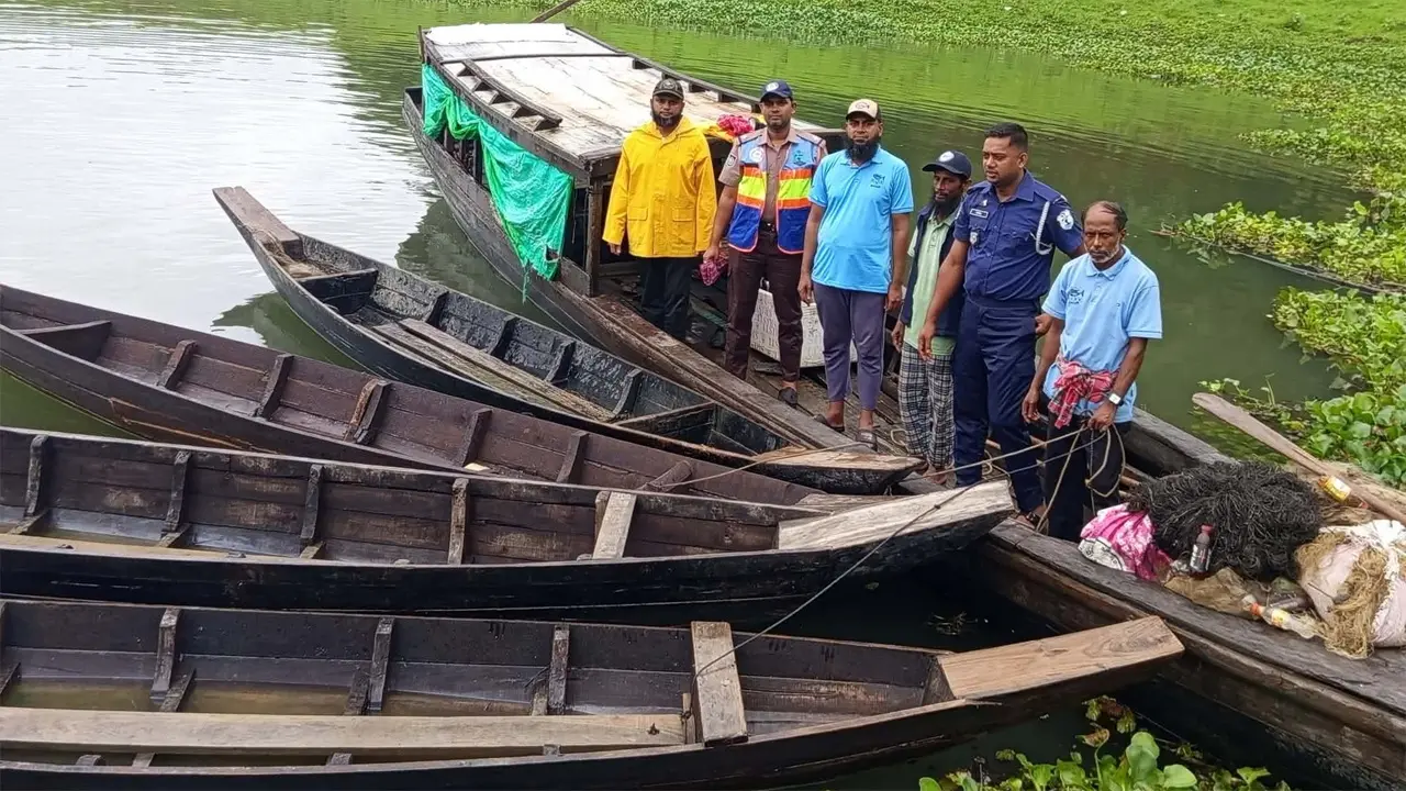 নিষেধাজ্ঞা অমান্য করে কাপ্তাই হ্রদে মাছ শিকার, অবৈধ জাল ও চার নৌকা জব্দ