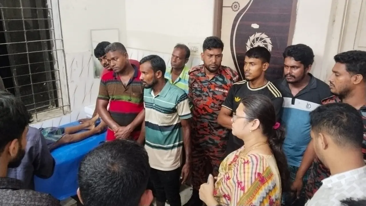 ঝালকাঠির ভাসমান পেয়ারা বাজারে বেড়াতে গিয়ে প্রাণ গেল কিশোরের