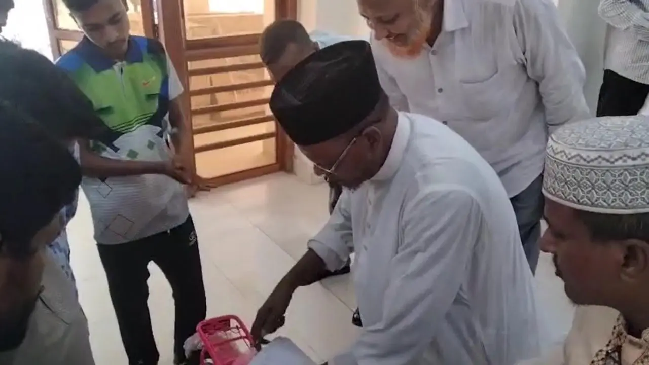 মাদরাসাছাত্রের সাইকেল দিয়েছিলেন নাতনিকে, অবশেষে ফেরত দিলেন জামায়াত নেতা