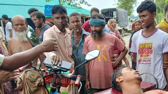 শিক্ষাপ্রতিষ্ঠানে ঢুকে জামায়াত নেতাকে মারধর, হামলাকারীকে গণপিটুনি
