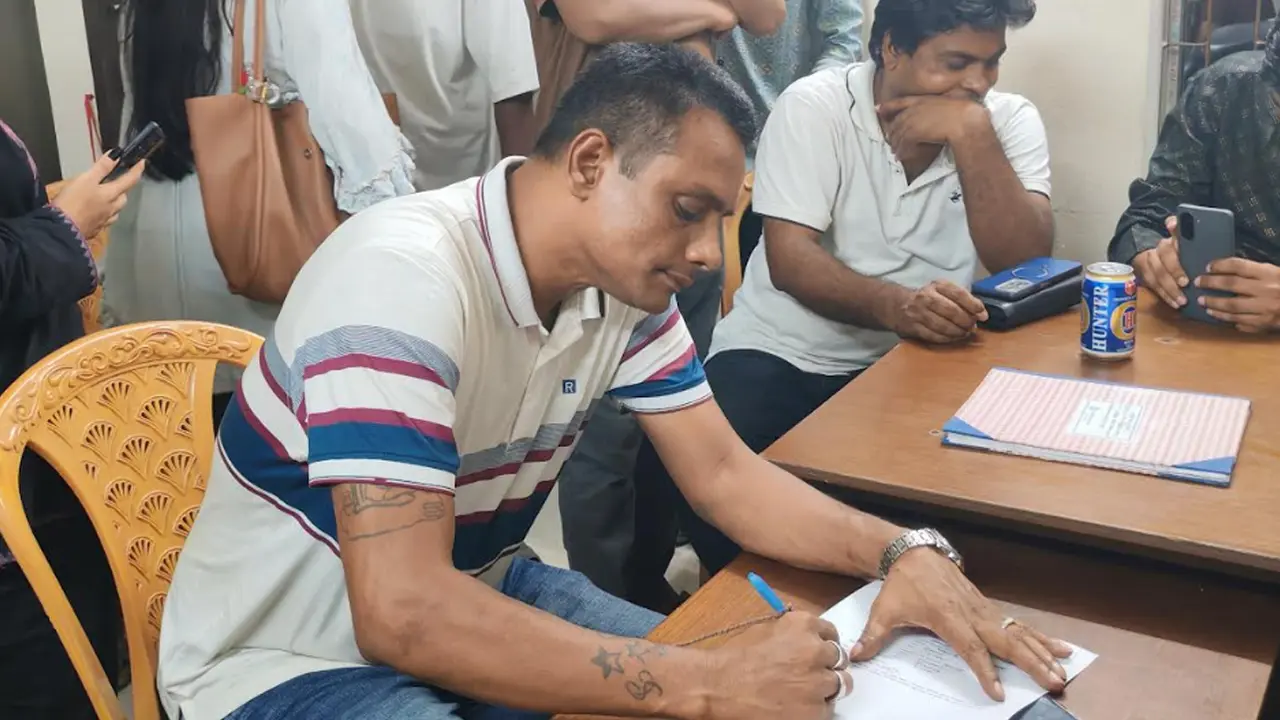 জাবিতে ছাত্রীদের গোপনে ছবি তুলছিলেন সাবেক যুবদল নেতা