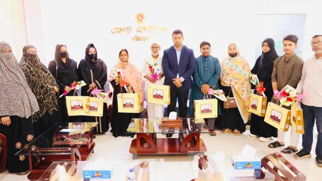জুলাই শহীদদের স্বজনদের কথা শুনলেন চট্টগ্রামের ডিসি