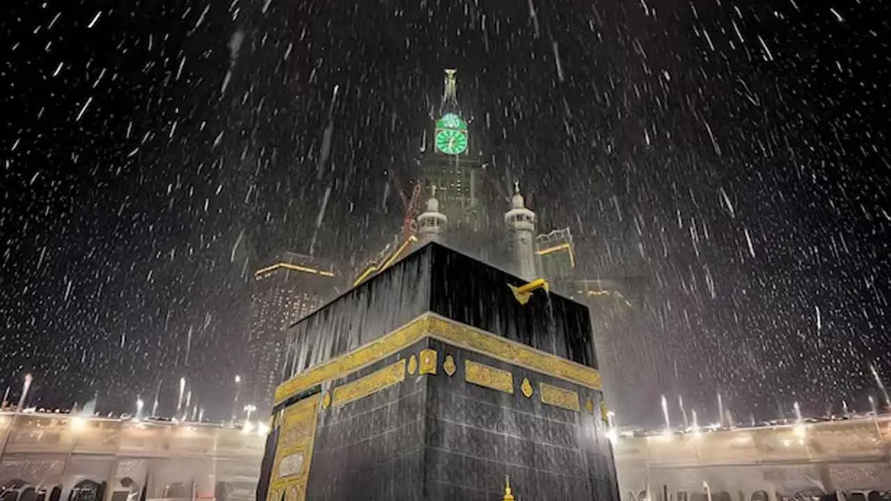 বৃষ্টির দিনে মহানবীর (সা.) নামাজের যে বর্ণনা রয়েছে হাদিসে