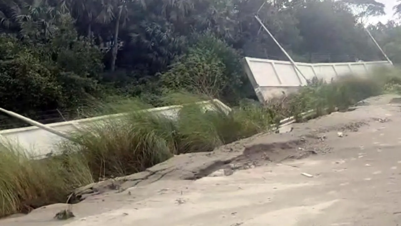 ফের ধসে পড়ল পায়রা বন্দরের আবাসিক এলাকার সীমানা দেওয়াল