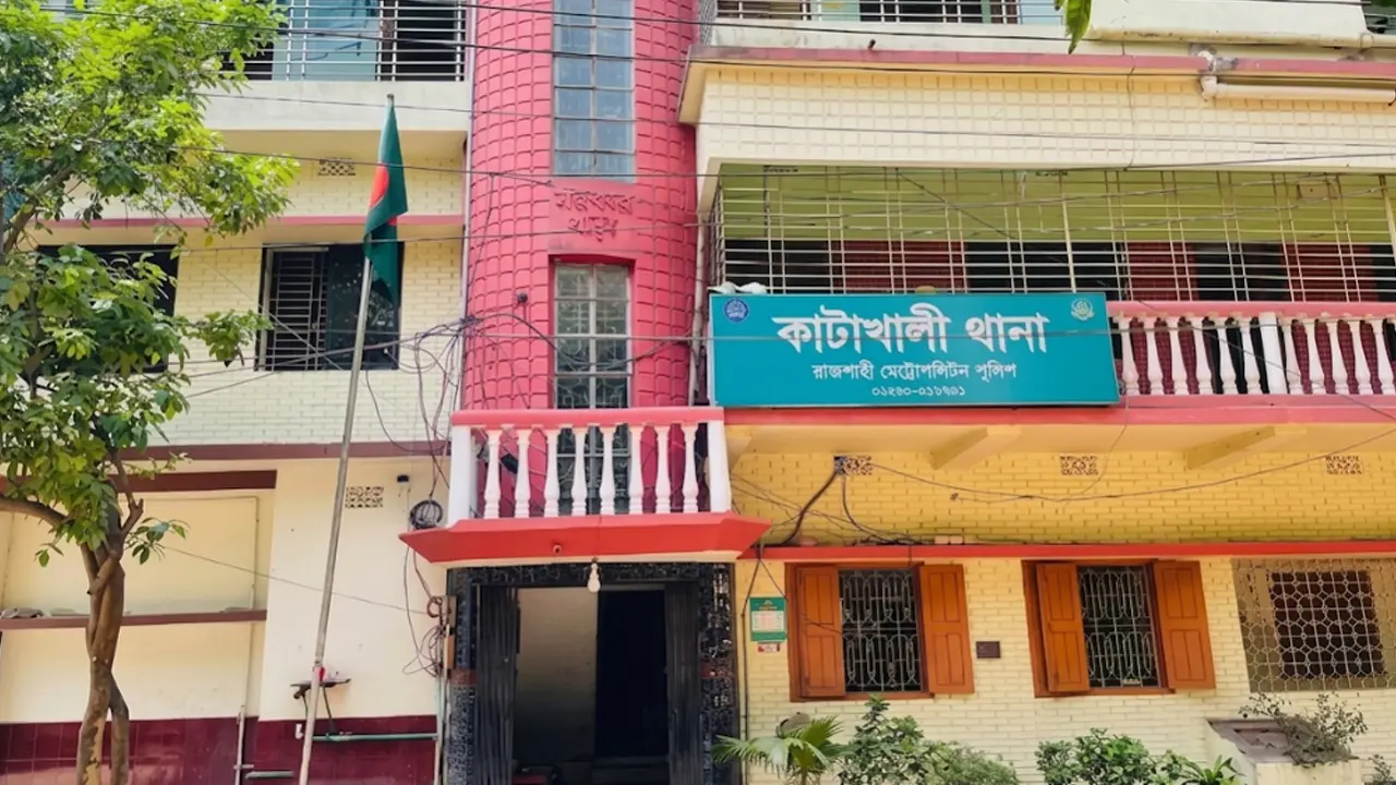 প্রতিপক্ষের মারধরে নারীর মৃত্যু, অভিযুক্তের বাড়িতে আগুন