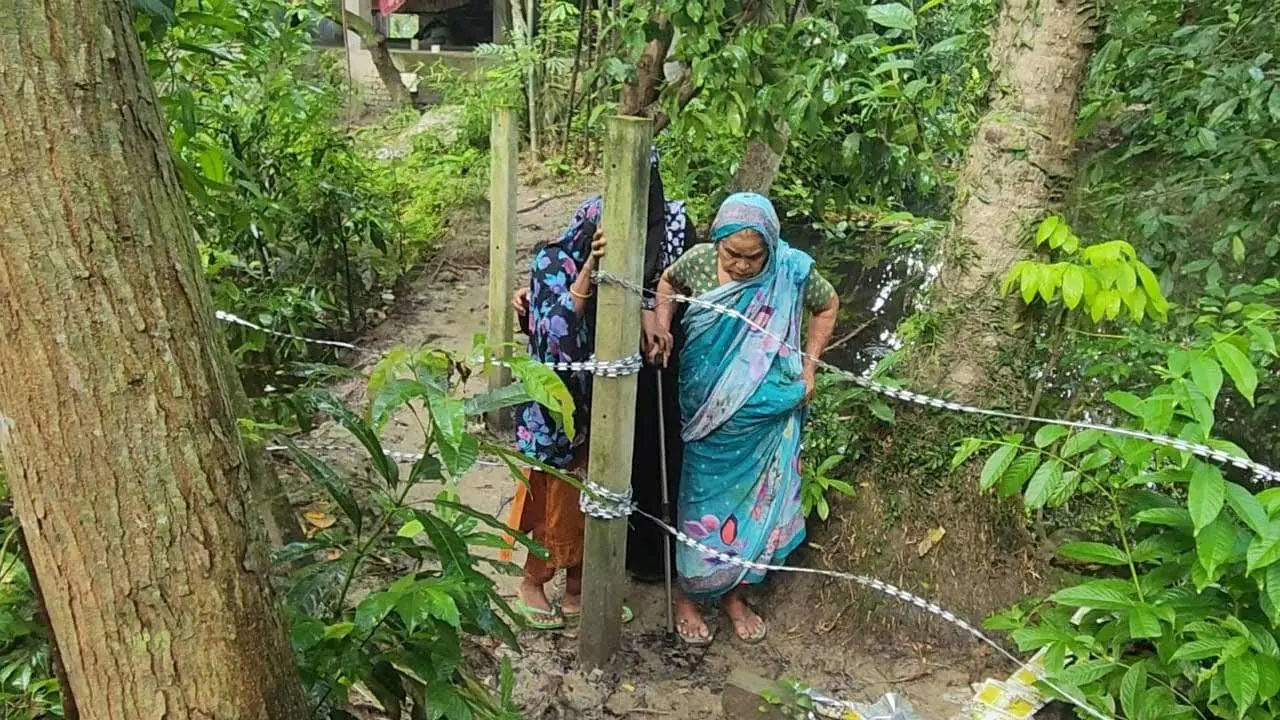 শতবর্ষী চলাচলের পথ বন্ধ করে কাঁটাতারের বেড়া, দুর্ভোগে ৮ পরিবার